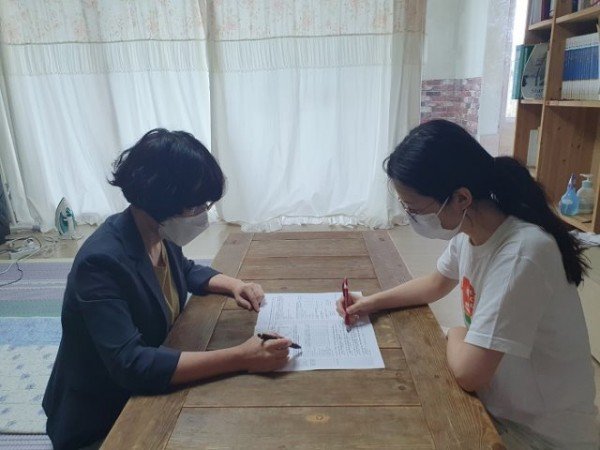 영주 1-영주시, ‘2021 경상북도·영주시 사회조사’ 조사요원 모집 (가정을 방문해 조사하는 장면) (3).jpg