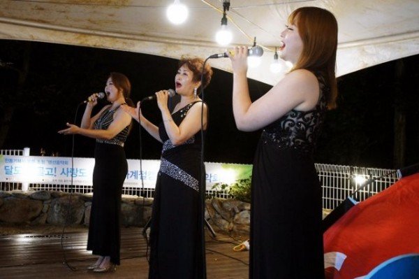 [포토] 성악그룹 씨엘보이스가 충북 영동의 사계절캠핑장서 여름방학 어린이 랜선 아트스쿨에 참여해 라이온킹을 부르고 있다.  (3).JPG