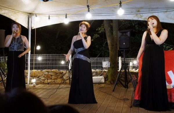 [포토] 성악그룹 씨엘보이스가 충북 영동의 사계절캠핑장서 여름방학 어린이 랜선 아트스쿨에 참여해 라이온킹을 부르고 있다.  (1).JPG