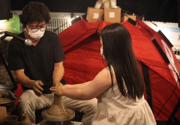 [포토] 전통가마 강창성 작가가 충북 영동의 사계절캠핑장서 여름방학 어린이 랜선 아트스쿨에 참여해 어린이들과 함께하고 있다 (2).JPG