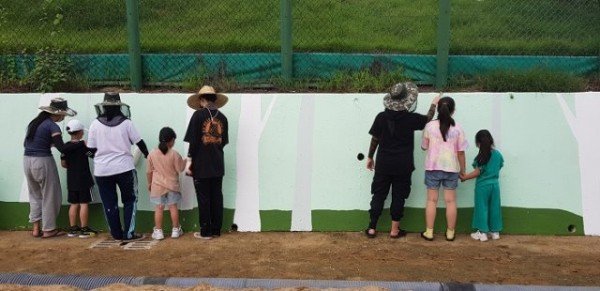[신기초]-영남대학생들과 함께하는 벽화 그리기 보도자료 사진 1.jpg
