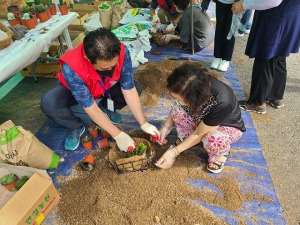 0721-4_옥동주민자치회_반려식물로_코로나_블루_날려요_(5).jpg