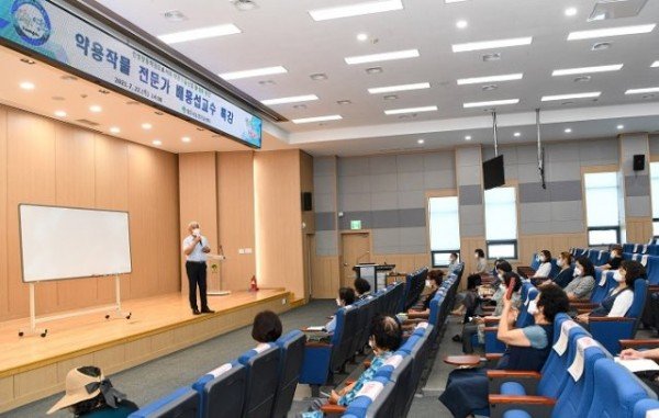 영주 2-배흥섭 교수가 약용작물 활성화 방안에 대해 강의하고 있다..jpg