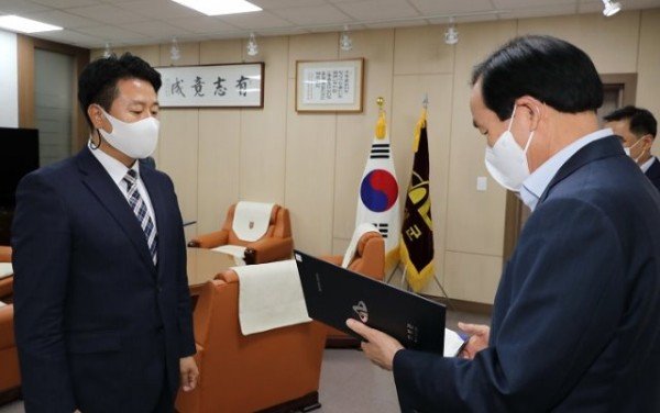 01의성군제공 바이오분야 민간전문위원 위촉식(김성후 본부장).jpg