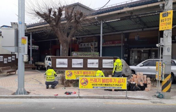 영주 2-단속반이 생활쓰레기 불법투기 근절을 위해 집중단속을 하고 있다(1).jpg