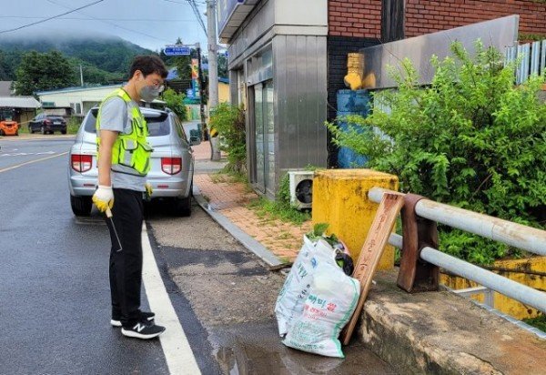 영주 2-단속반이 생활쓰레기 불법투기 근절을 위해 집중단속을 하고 있다(2).jpg