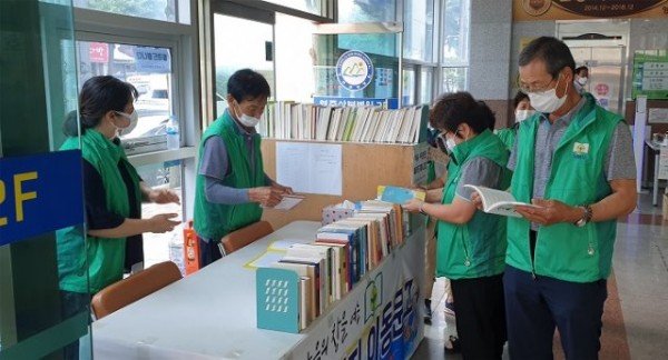 영주 3-새마을문고 영주시지부 회원들이 피서지 이동문고를 이용하고 있다..jpg