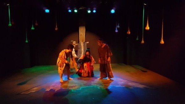 춤추는 난민들 공연사진.jpg