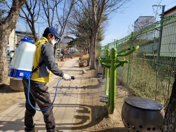 영주 2-희망근로 지원사업 참여자가 코로나 방역업무를 하고 있다(1).jpg