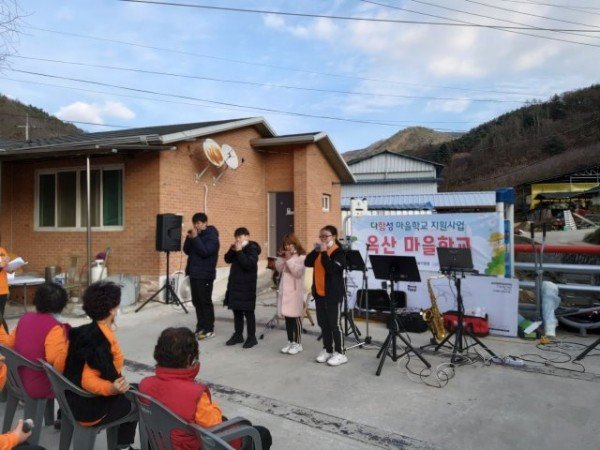 1.경북교육청, 마을교육공동체 운영 지원02(의성 옥산마을학교 오카리나연주회).jpg