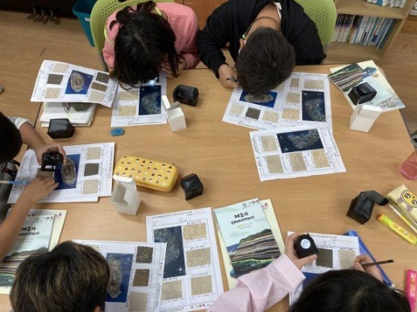 [상주박물관]상주박물관 ‘빅 히스토리 프로젝트 ’참가하세요2(지난해 제주시에서 열린 _모래이야기_ 프로그램 모습).jpg