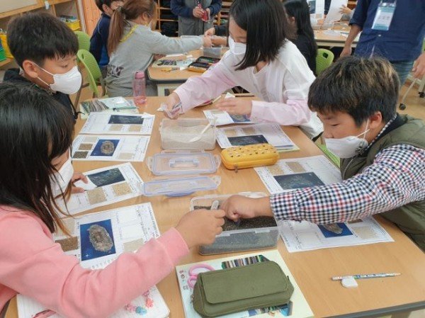 [상주박물관]상주박물관 ‘빅 히스토리 프로젝트 ’참가하세요1(지난해 제주시에서 열린 _모래이야기_ 프로그램 모습).jpg