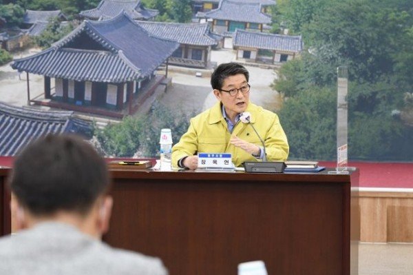 영주 2-2 장욱현 영주시장이 간부회의에서 휴가 후 코로나 선제검사를 받고 일상으로 복귀해 줄 것을 당부하고 있다.jpg