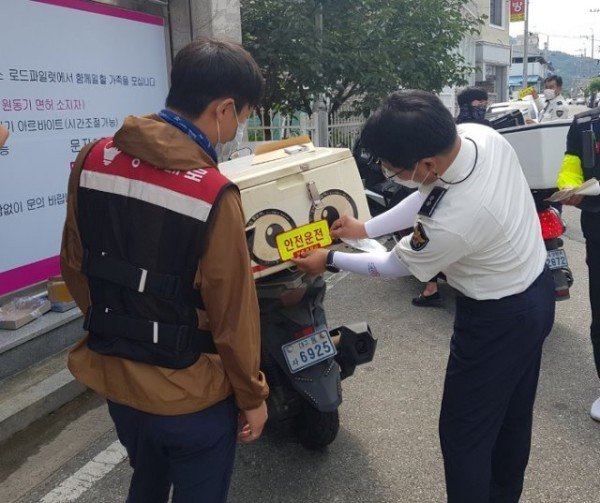 이륜차 야광반사지 부착2.jpeg