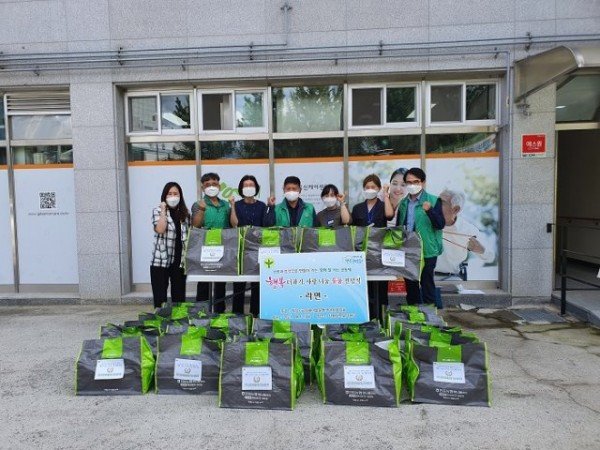 [새마을과] 직장공장새마을운동구미시협의회 행복 더하기, 사랑 나눔 물품 전달식 전개_단체사진(강동).jpg