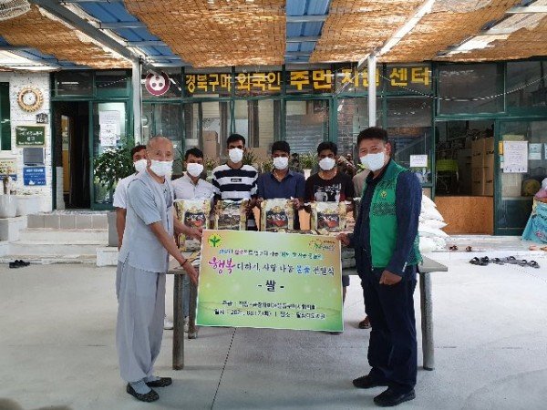 [새마을과] 직장공장새마을운동구미시협의회 행복 더하기, 사랑 나눔 물품 전달식 전개_전달사진(달팽이).jpg