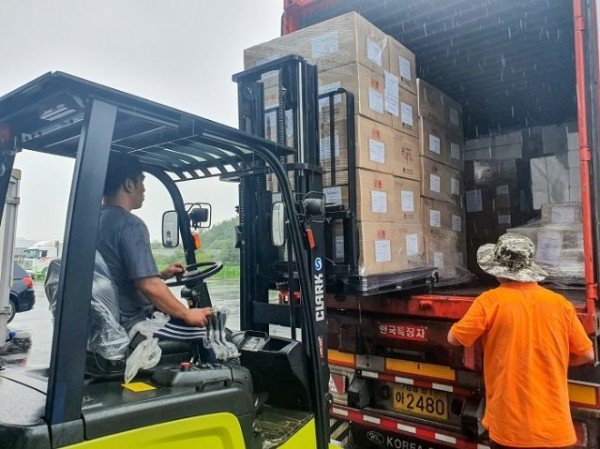 영주시 우수농특산품을 선적하는 모습.jpg