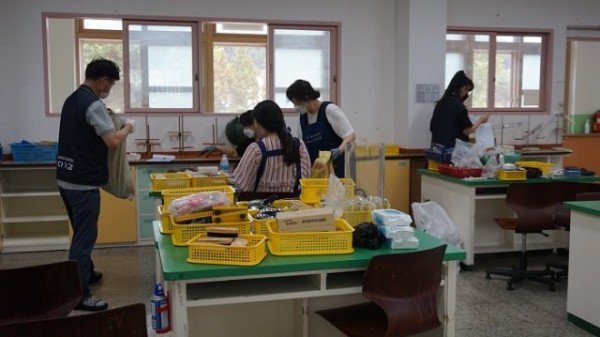 [구미초]-과학실 환경개선 _선생님을 아이들 곁으로_ 보도자료 사진 1.JPG