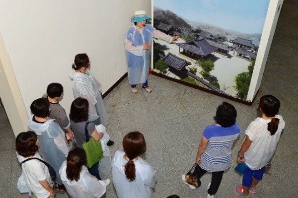 2019년 소수박물관에서 해설사가 소수서원에 대해해설하는 모습 (1).JPG