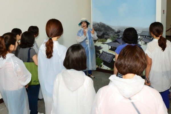 2019년 소수박물관에서 해설사가 소수서원에 대해해설하는 모습 (2).JPG