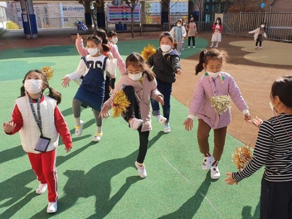 5.‘언제 어디서나 놀이 수업’학교 현장의 큰 호응!02(안동 풍천풍서초등학교 놀이수업 활동).jpg