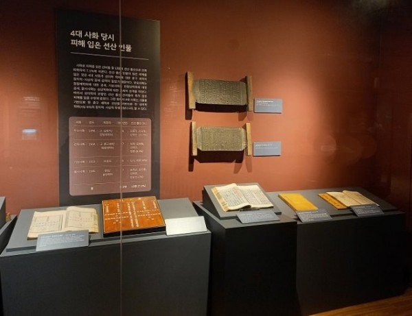 [관광진흥과]기탁증서 전달식(전시중인 신당선생실기, 송당선생문집 목판).jpg