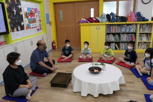[형남초]-어르신과 함께하는 여름 예절학당 보도자료 사진 1.jpg