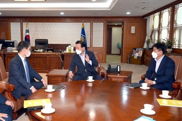 영주 3-장욱현 영주시장(사진 왼쪽)과 이영호 영주시의장(사진 오른쪽)이 김부겸 총리에게 지역 현안사업을 설명하고 있다.jpg