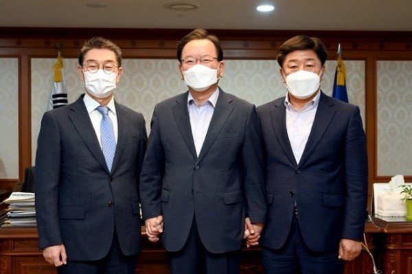 영주 1-사진 왼쪽부터 장욱현 영주시장, 김부겸 국무총리, 이용호 영주시의장.jpg