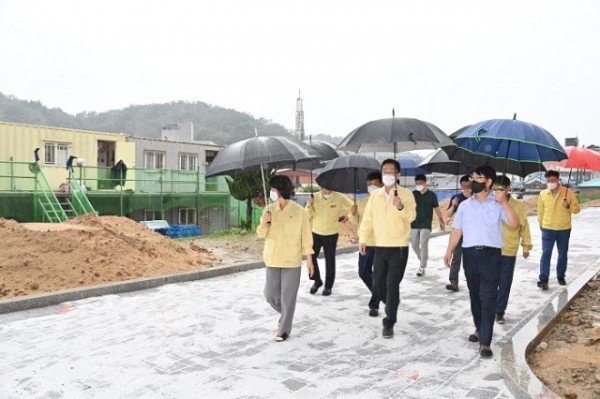 1.경북교육청, 안전 취약분야 집중 관리04(지난 23일 임종식 교육감이 태풍 오마이스 대처 상황을 점검하고 상습 수해 지역인 영덕 강구초등학교를 방문해  본관동 개축 상황을 살펴보고 있다.jpg