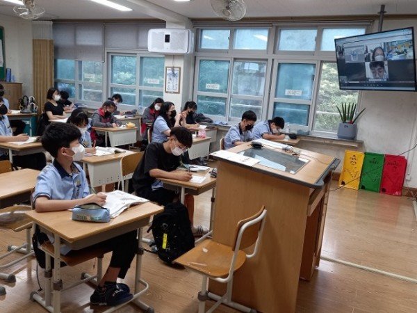 [형남중]-격리된 교사와 학생이 함께하는 실시간 화상 수업 보도자료 사진 2.jpg