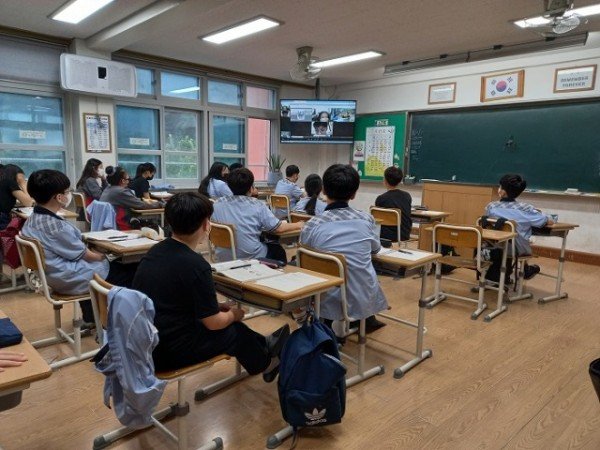 [형남중]-격리된 교사와 학생이 함께하는 실시간 화상 수업 보도자료 사진 1.jpg