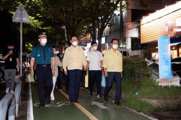 [식품위생과] 전국체전 주경기장 주변 위생업소 민·관 합동 방역 특별점검5.jpg