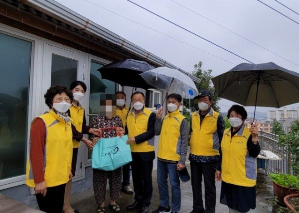 영주 5-하망동 지역사회보장협의체, 선물꾸러미 증정 사진.jpg