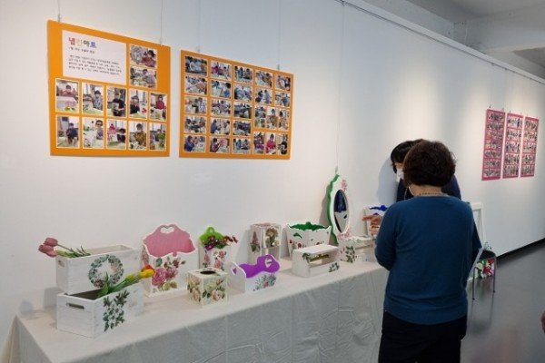 영주 1-환경을 지키는 전시회를 방문한 관람객들이 작품을 감상하고 있다.(2).jpg