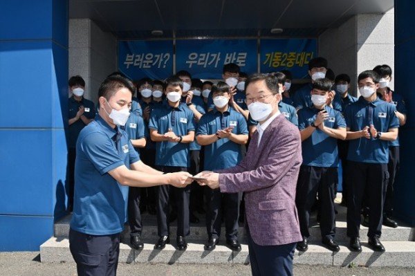 1.경북교육청, 추석맞이 나눔 문화 실천!01(지난 11일 경북경찰청 기동2중대를 찾아 의무경찰을 격려하고 위문금을 전달했다).jpg