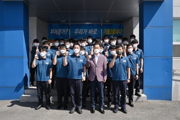 1.경북교육청, 추석맞이 나눔 문화 실천!02(지난 11일 경북경찰청 기동2중대를 찾아 의무경찰을 격려하고 위문금을 전달했다).jpg