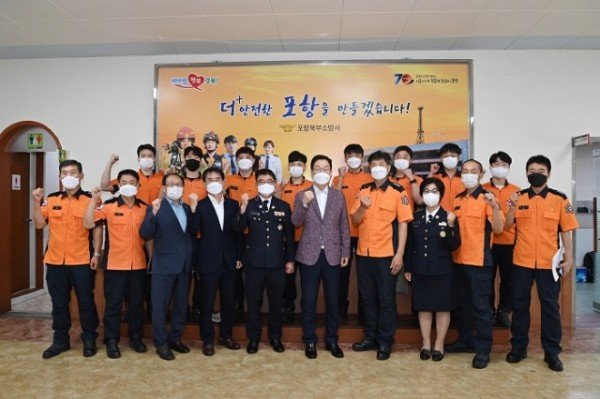 1.경북교육청, 추석맞이 나눔 문화 실천!04(지난 11일 포항북부소방서를 찾아 소방대원을 격려하고 위문금을 전달했다).jpg