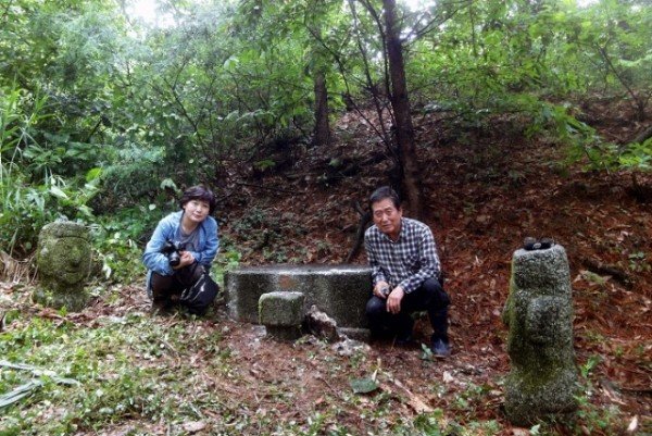 강급제비 묘 앞에서 당시 괴산향토사연구회 김근수회장과 하선주 칼럼니스트가 기념하고 있다..JPG