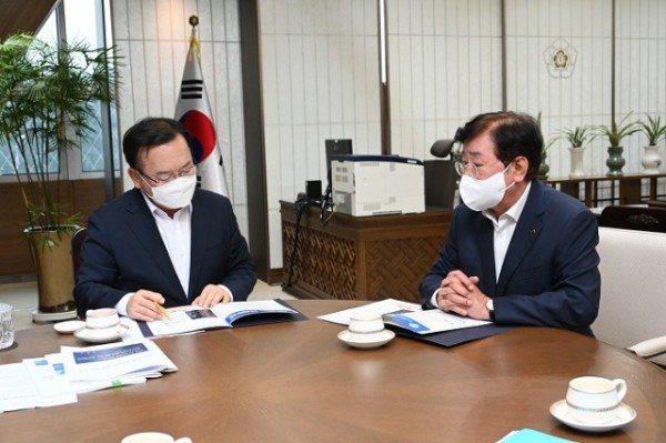 0929-1_권영세_안동시장_김부겸_국무총리_만나_지역_현안사항_건의_(1).jpg