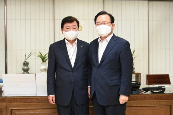 0929-1_권영세_안동시장_김부겸_국무총리_만나_지역_현안사항_건의_(2).jpg