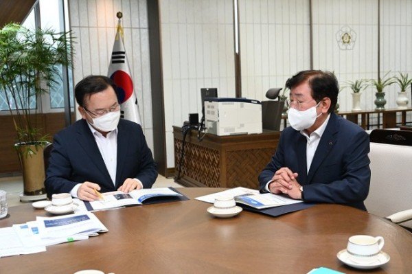0929-1_권영세_안동시장_김부겸_국무총리_만나_지역_현안사항_건의_(3).jpg