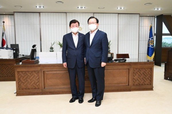 0929-1_권영세_안동시장_김부겸_국무총리_만나_지역_현안사항_건의_(5).jpg