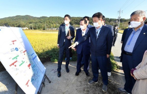 (1-3)군위군_현장간담회(공항부지_방문).jpg