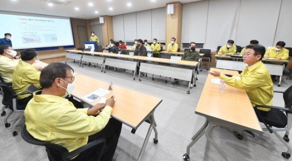 (1-3)_이철우_지사_사고_경과보고_받는_모습.jpeg