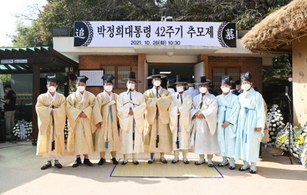 [박정희대통령역사자료관]_박정희대통령42주기 추모제2.jpg