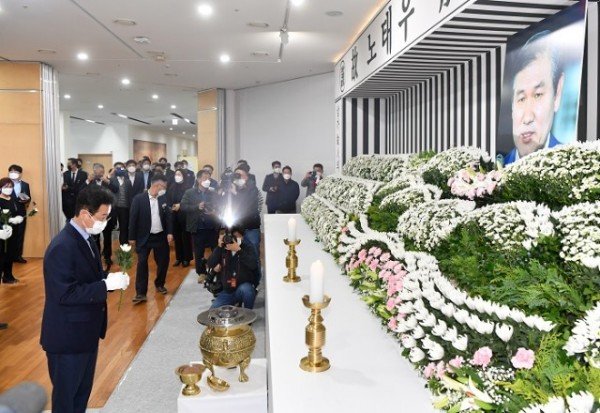 (8-1)노태우_전대통령_국가장_분향소_헌화.jpg