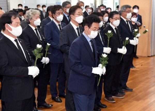 (8-4)노태우_전대통령_국가장_분향소_헌화분향3.jpg