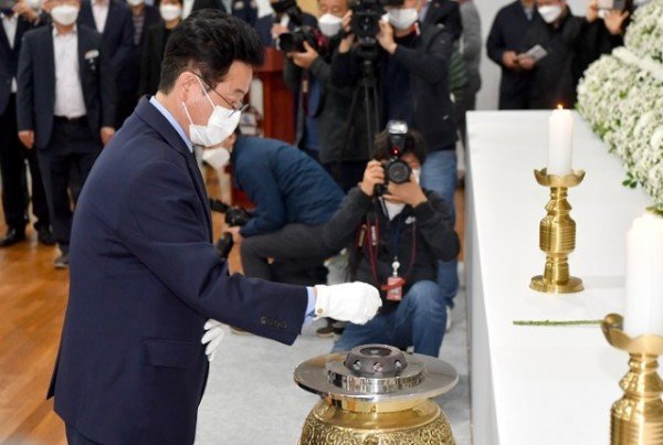 (8-2)노태우_전대통령_국가장_분향소_헌화분향.jpg