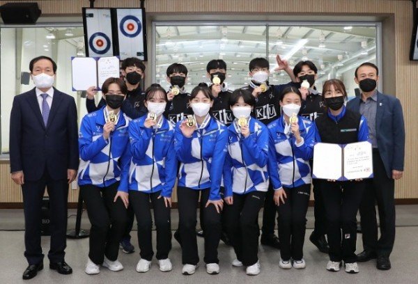 02의성군제공 한국주니어컬링선수권대회 시상식.jpg